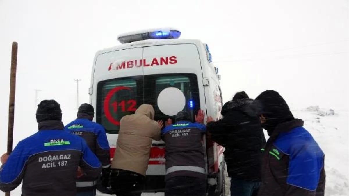 Van\'ın Erciş ilçesinde kara saplanan ambulansla doğum sancısı çeken kadın hastaneye ulaştırıldı