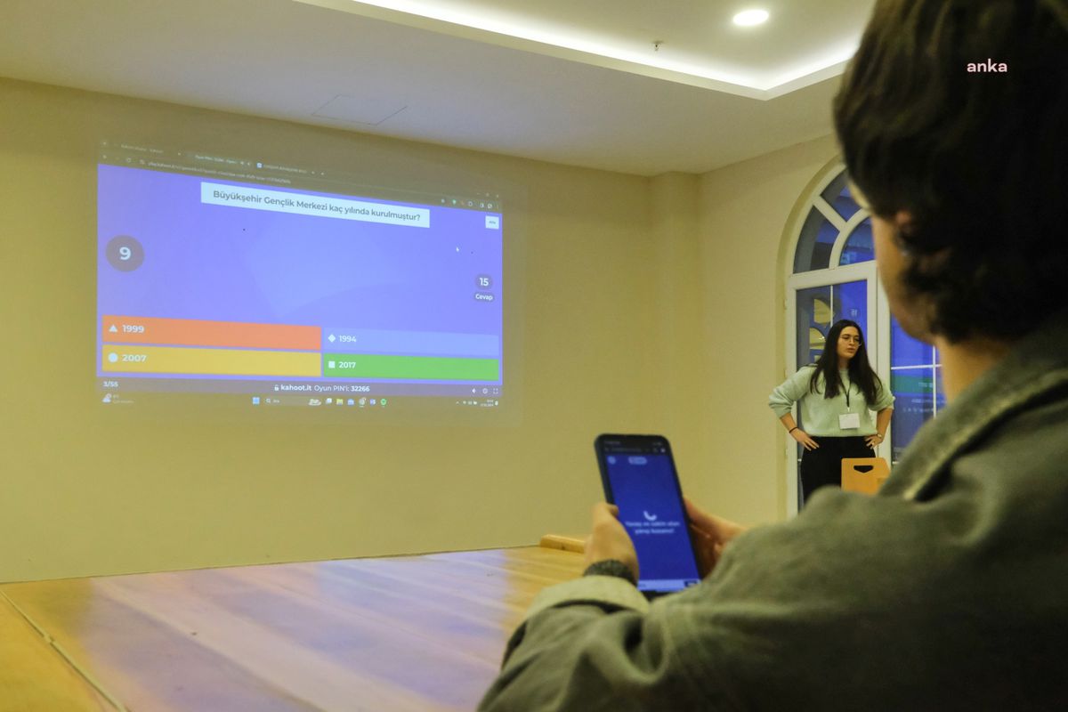 Eskişehir Büyükşehir Belediyesi Sosyal Kütüphane'de Gençler Bilgi Yarışması Düzenlendi