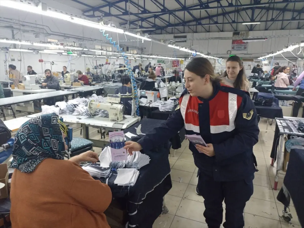 Edirne Jandarma Komutanlığı, aile içi şiddetle mücadele ve KADES hakkında bilgilendirme çalışması yaptı