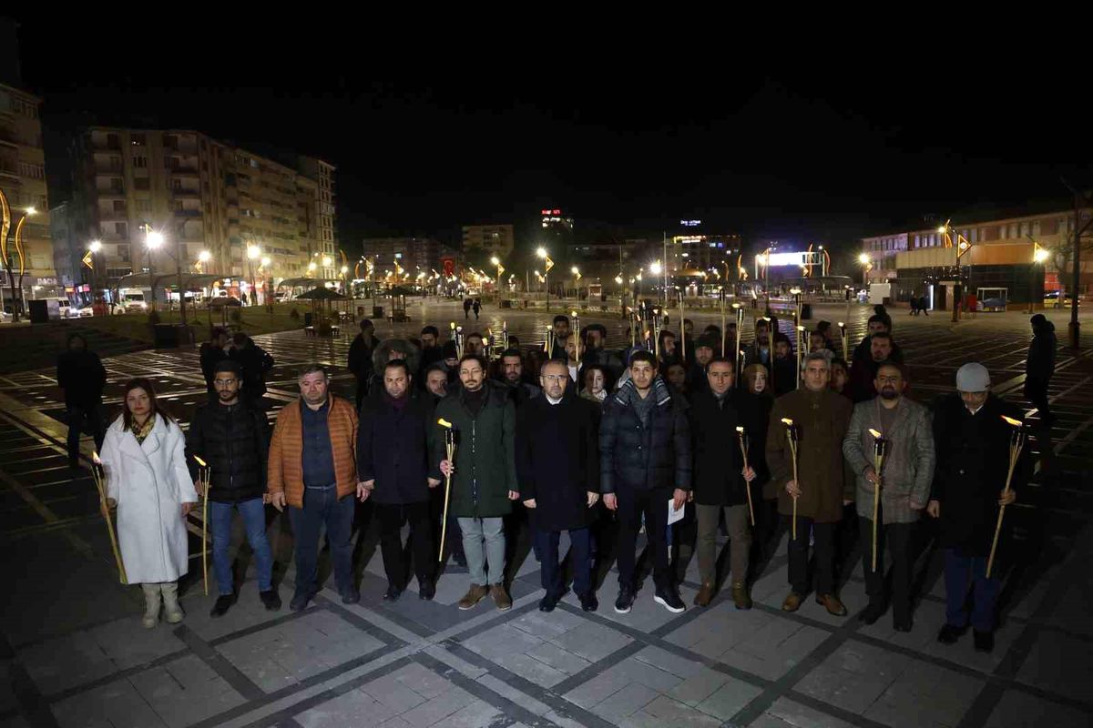 Elazığ\'da Depremde Hayatını Kaybedenler Meşaleli Yürüyüşle Anıldı