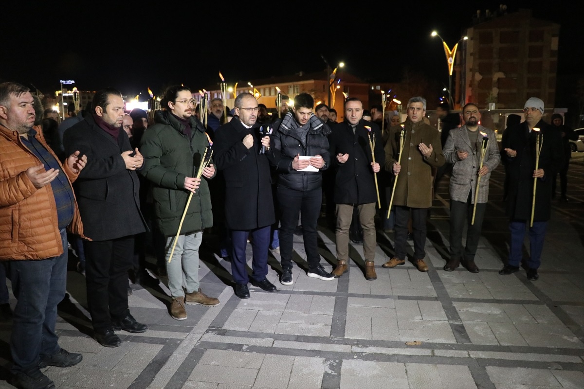 Elazığ\'da Depremin 4. Yılında Meşaleli Yürüyüş Gerçekleştirildi