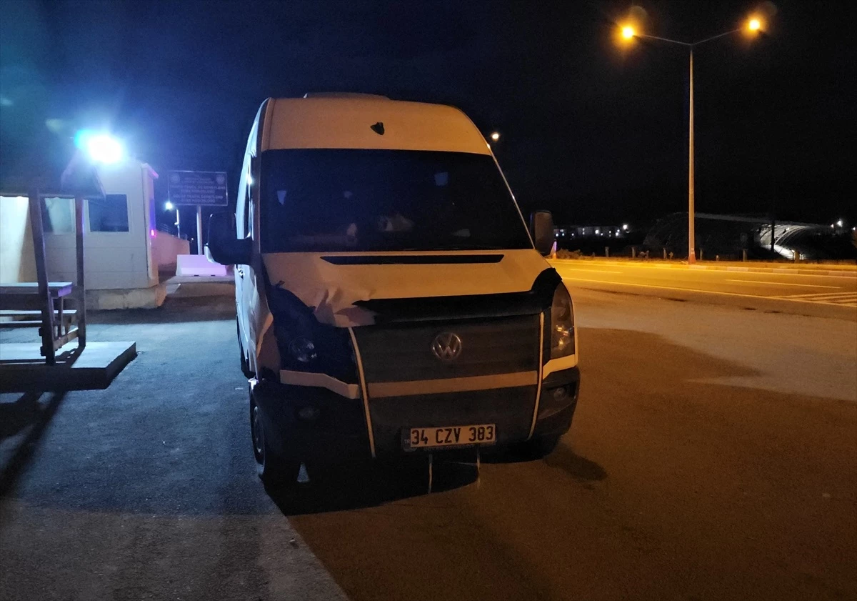 Erzincan\'da Üniversite Öğrencisi Minibüs Kazasında Ağır Yaralandı
