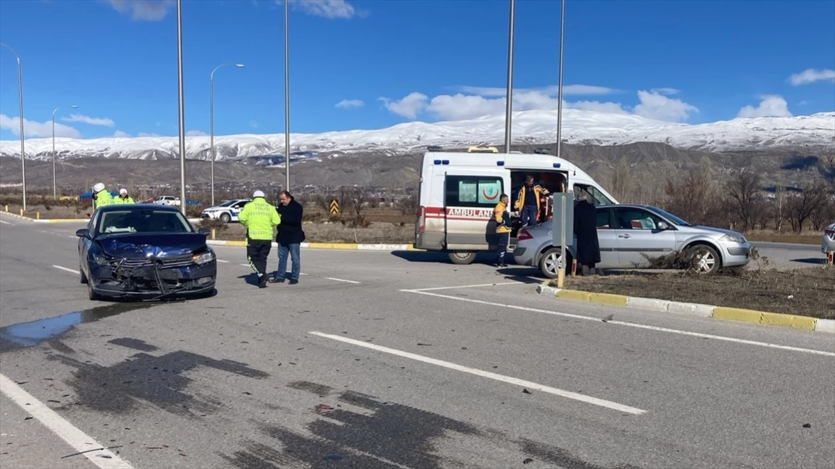 Erzincan\'da iki otomobilin çarpışması sonucu 3 kişi yaralandı