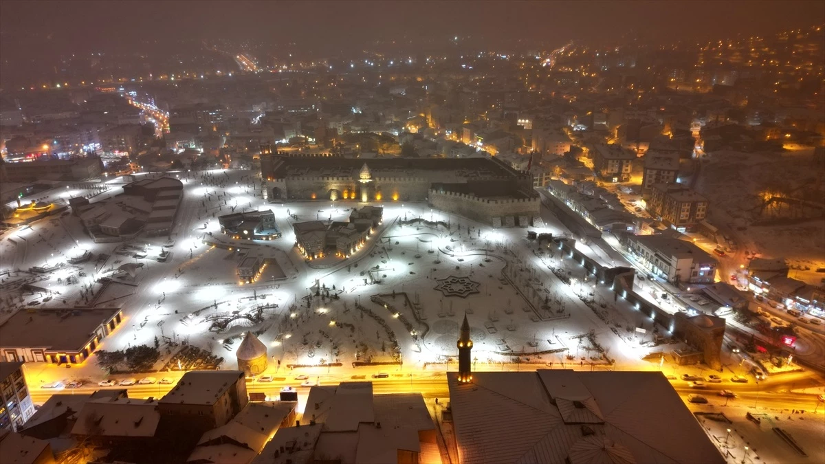 Erzurum\'da akşam saatlerinde başlayan kar yağışı etkisini sürdürüyor