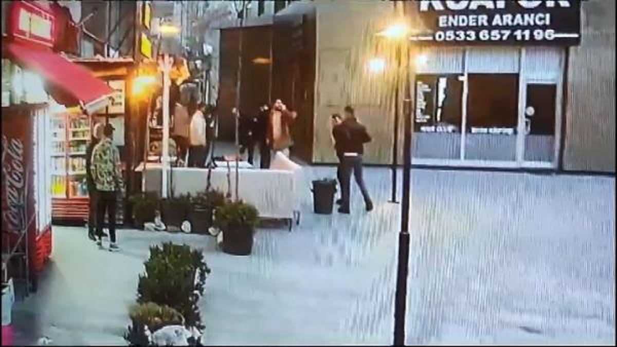 Esenyurt\'ta Silahlı Kavga: 3 Yaralı, 2 Gözaltı