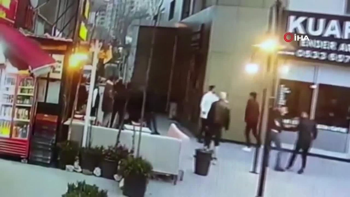 Esenyurt\'ta 3 kişinin yaralandığı silahlı kavga kamerada
