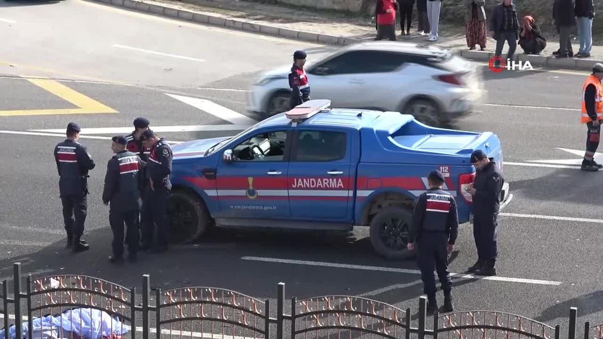 Feci kazada can pazarı: Üst geçidi kullanmadılar, aynı aileden 3 kişi hayatını kaybetti