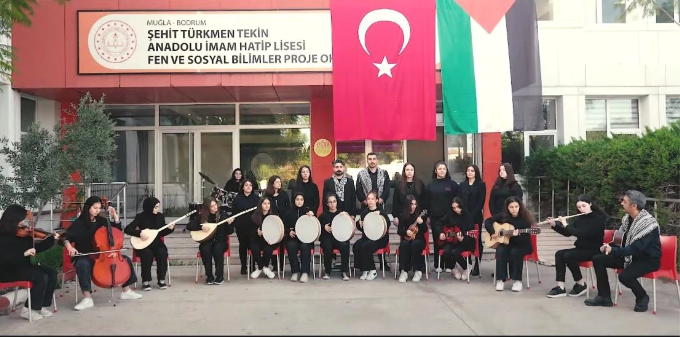 Bodrum\'da öğretmenler ve öğrenciler Filistinli çocuklar için şarkı söyledi