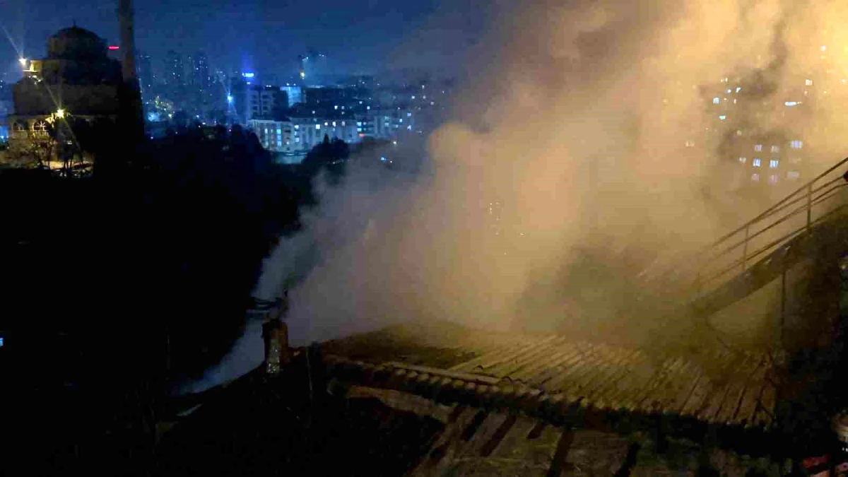 Gaziosmanpaşa\'da 2 Katlı Binada Yangın Çıktı, Vatandaşlar Tahliye Edildi