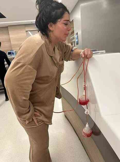 Göğüs dikleştirme operasyonu geçiren İngiliz modelin göğüs uçları çürüdü Göğüs dikleştirme operasyonu geçiren İngiliz modelin göğüs uçları çürüdü
