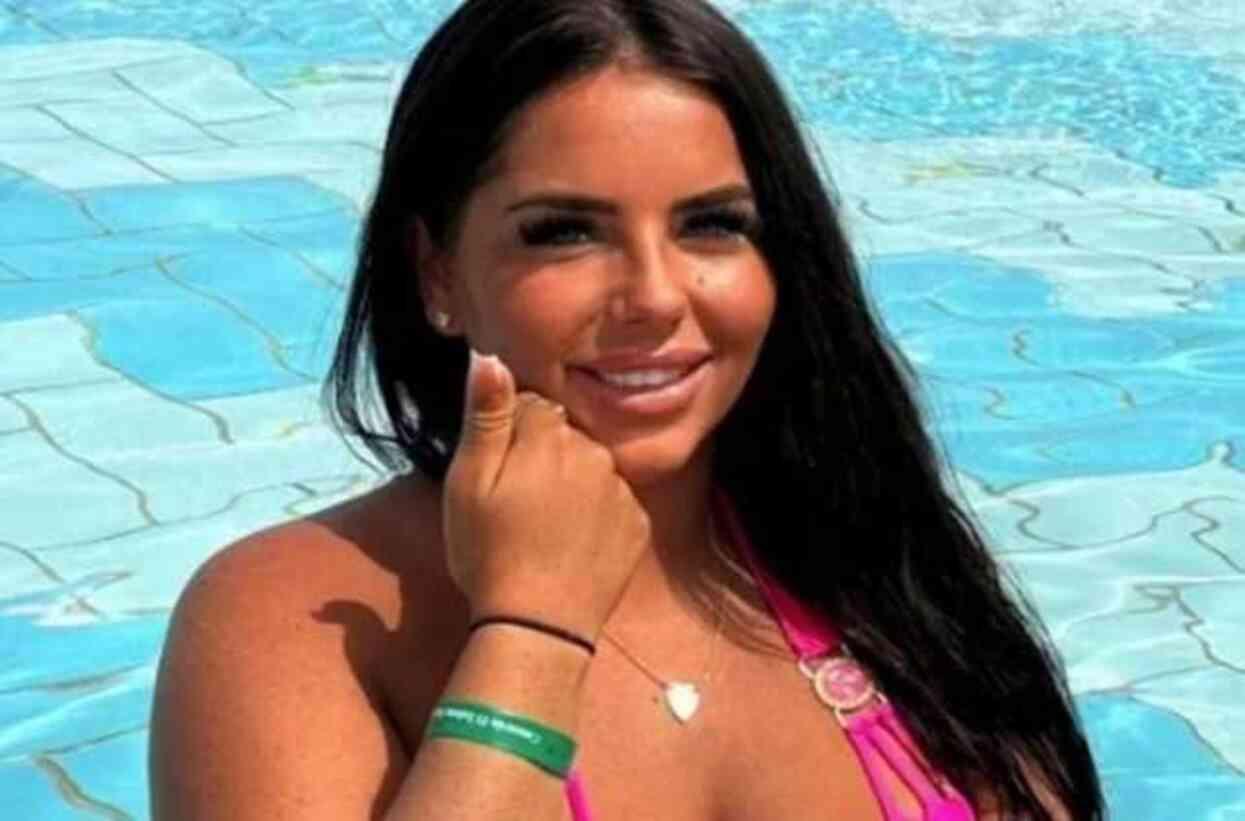 Göğüs dikleştirme operasyonu geçiren İngiliz modelin göğüs uçları çürüdü Göğüs dikleştirme operasyonu geçiren İngiliz modelin göğüs uçları çürüdü