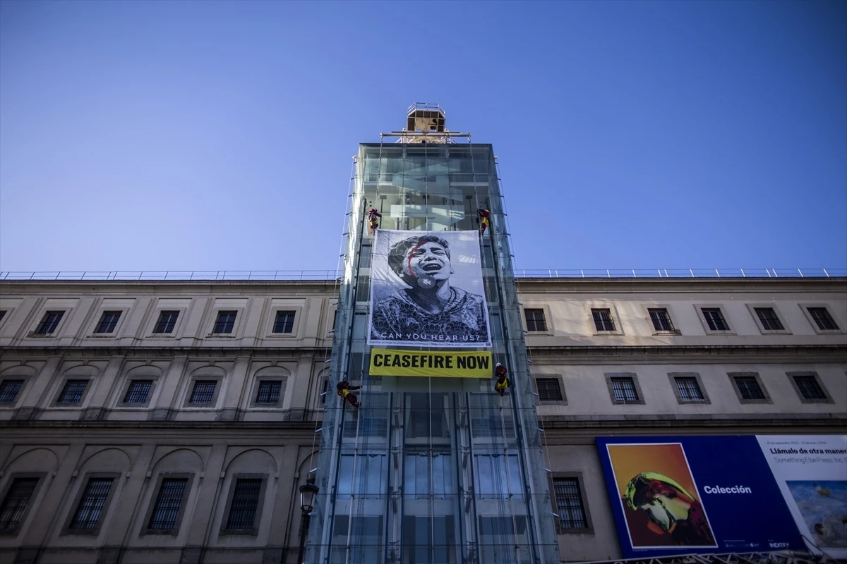 Greenpeace, Madrid\'deki müzede Filistin\'e destek için dev pankart açtı