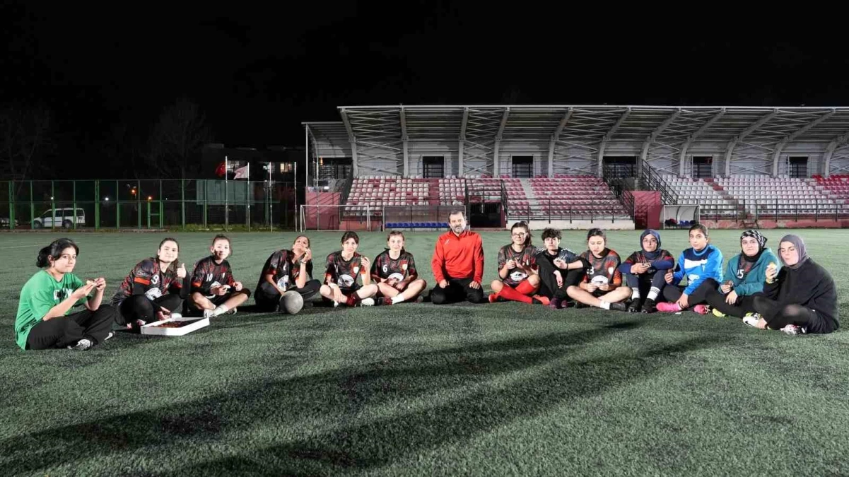 Gürsu Belediye Başkanı Mustafa Işık, Ağaköyspor Kız Futbol Takımı ile Antrenmanda Buluştu
