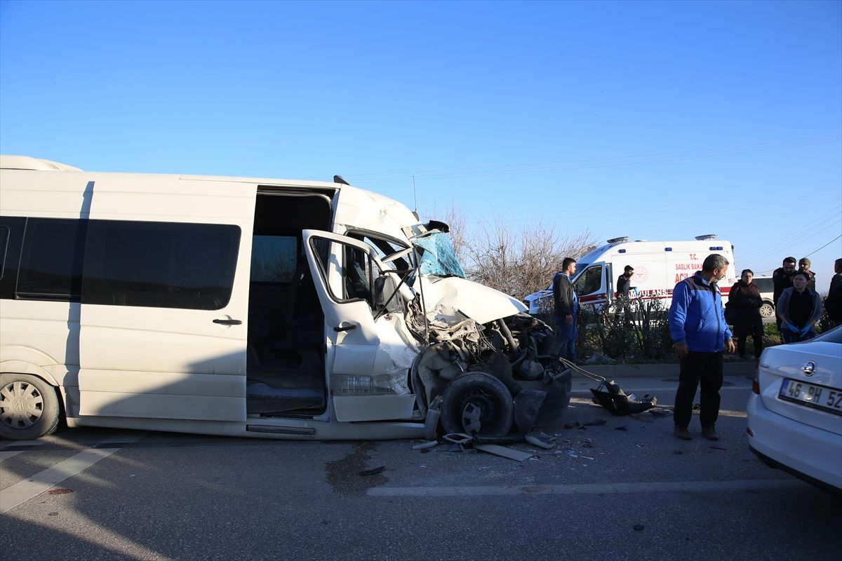 Hatay\'da servis midibüsüyle tır çarpışması: 12 yaralı