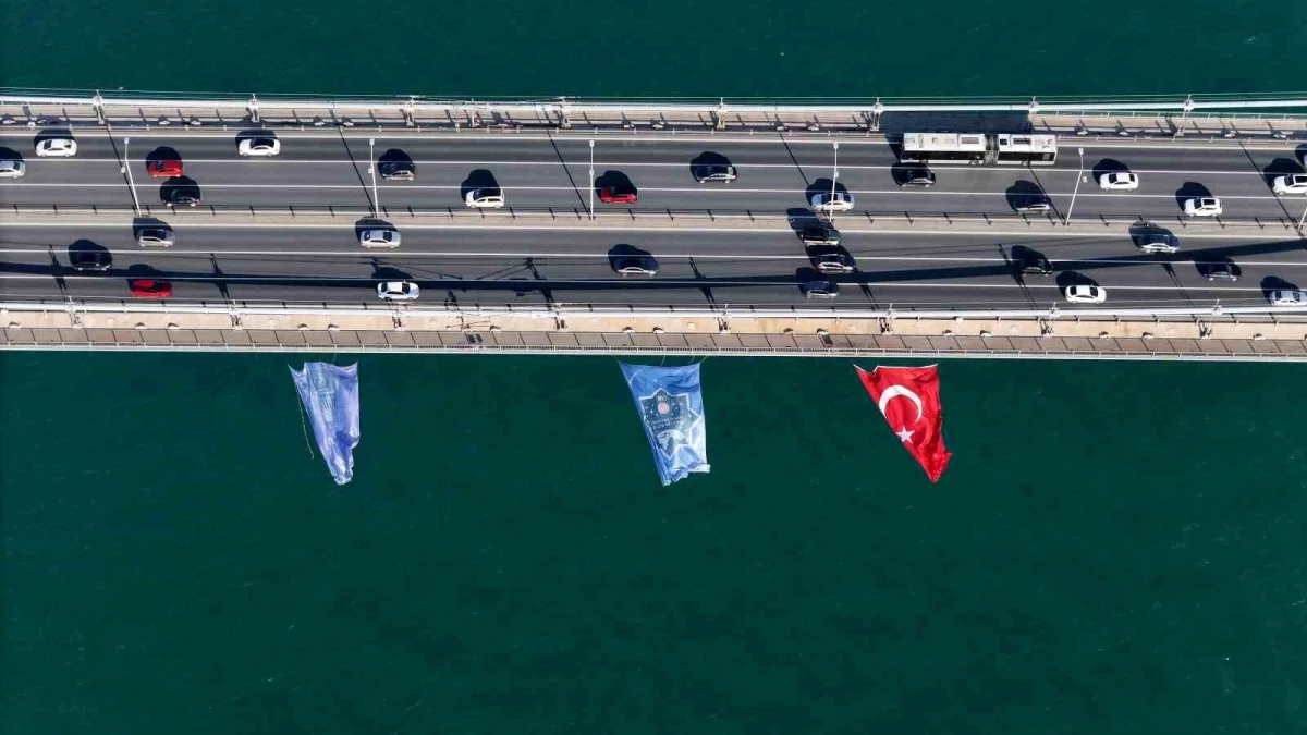 Türk Astronot Alper Gezeravcı için 15 Temmuz Şehitler Köprüsüne Bayraklar Asıldı