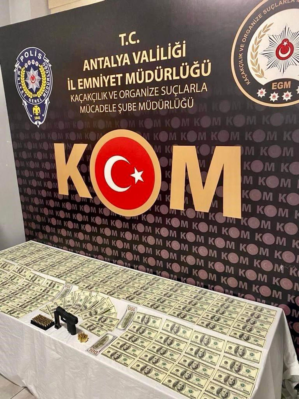 Antalya\'da Sahte Dolar Operasyonu: 12 Adet Sahte Dolarla Yakalanan Şahıs Gözaltına Alındı