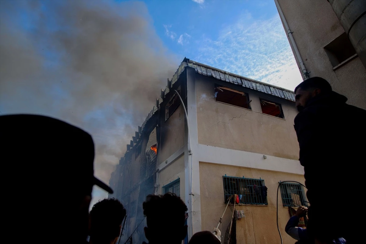 İsrail ordusu, Gazze\'deki UNRWA eğitim merkezini vurdu