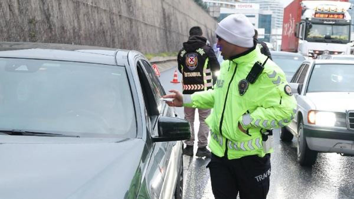 İstanbul\'da Emniyet Şeridi Kullananlara Denetim: 6 Sürücüye 38 Bin 634 Lira Cezai İşlem