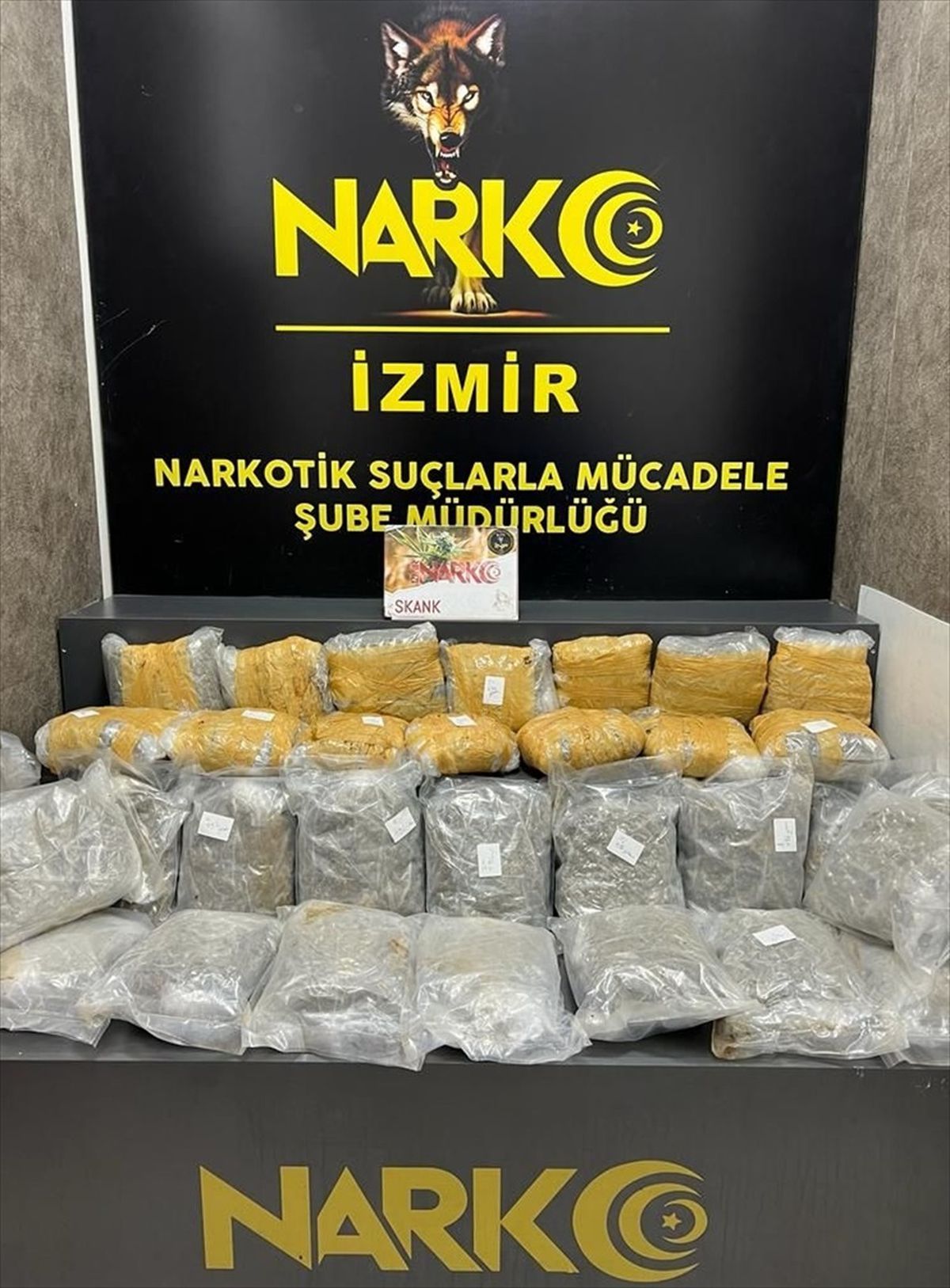 İzmir\'de durdurulan kamyonda 19 kilo esrar ele geçirildi