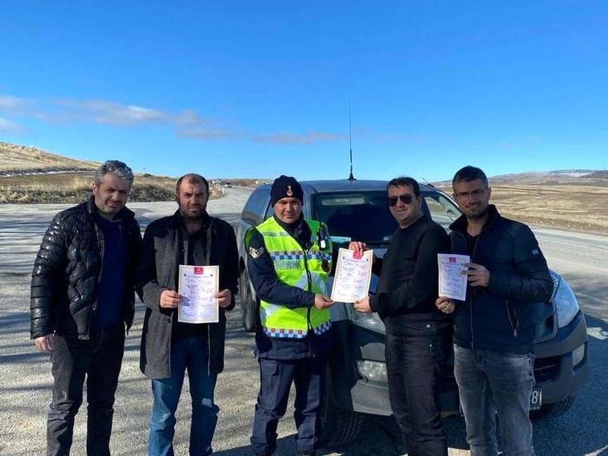 Yozgat İl Jandarma Komutanlığı trafik ekipleri sürücüleri bilgilendirici broşür dağıttı