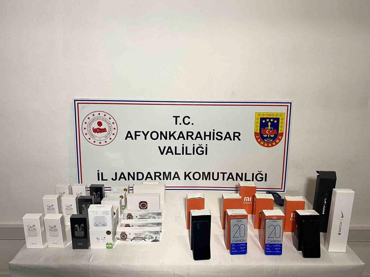 Afyonkarahisar\'da gümrük kaçağı cep telefonu satan şahıs jandarma operasyonu ile yakalandı