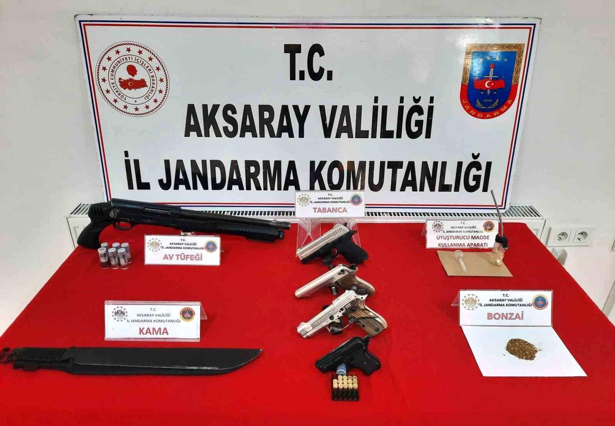 Aksaray\'da Uyuşturucu Operasyonunda Silahlar Ele Geçirildi