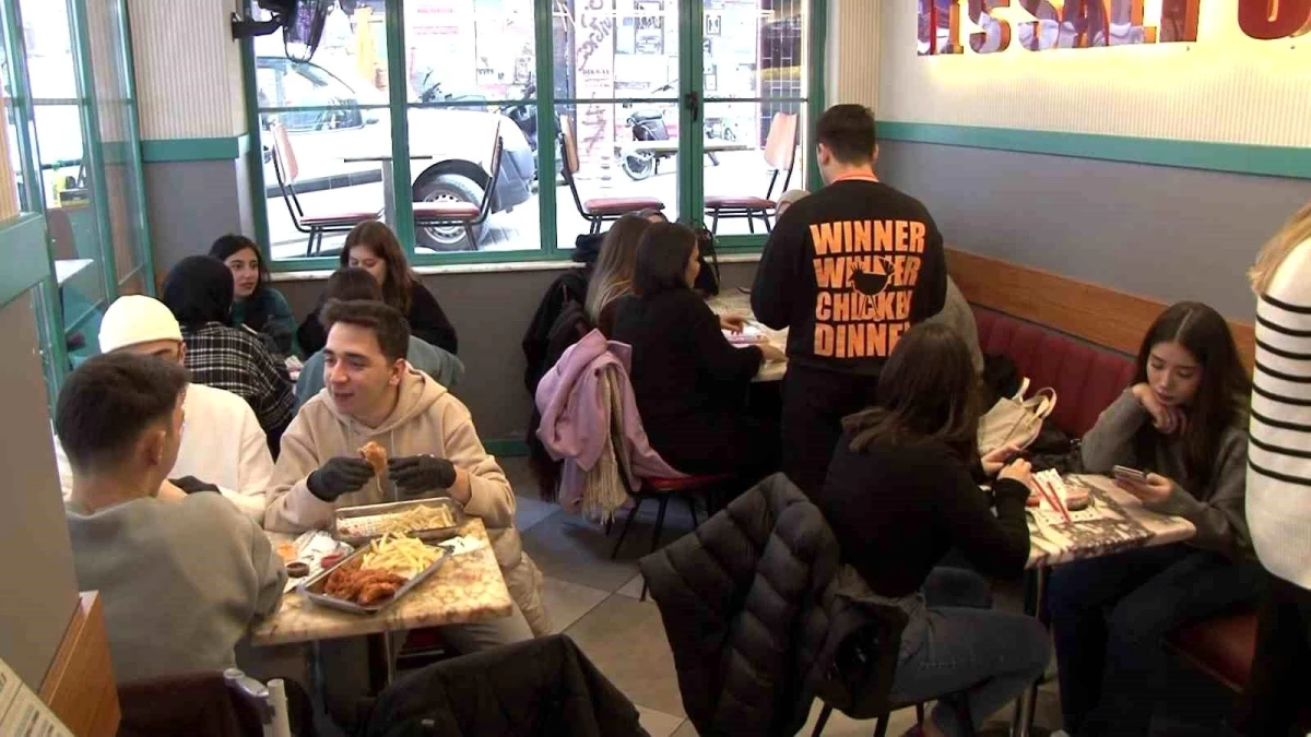 Kadıköy\'de İşletmelerden Üniversite Öğrencilerine Ücretsiz Yemek Desteği