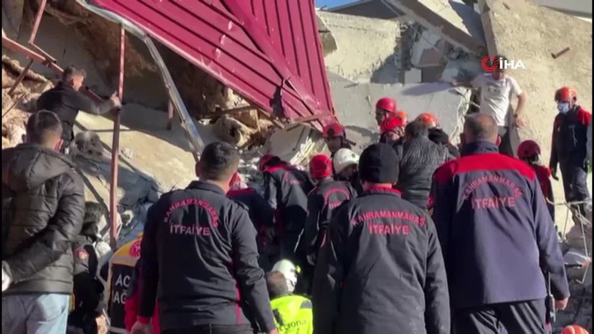 Kahramanmaraş\'ta ağır hasarlı bina yıkımı sırasında operatör enkaz altında kaldı