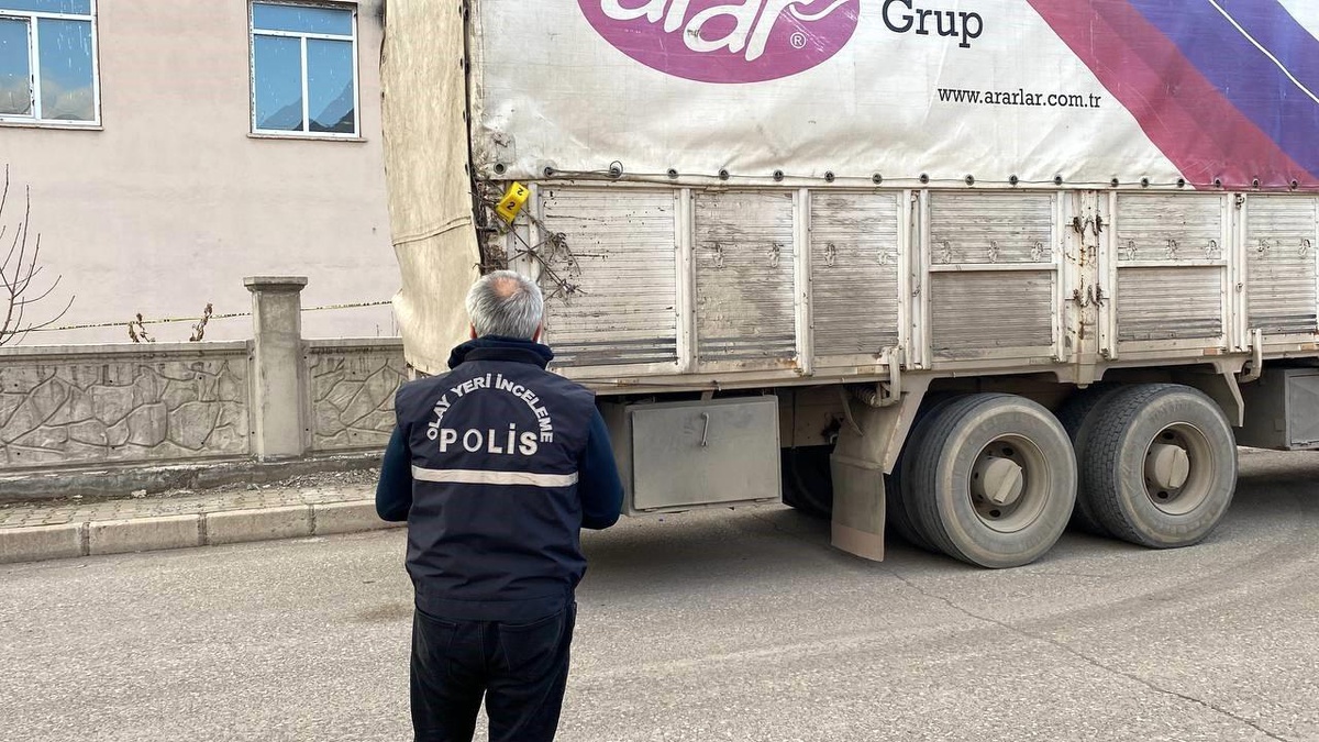 Kayseri\'de kamyon ile duvar arasında sıkışan çocuk hayatını kaybetti