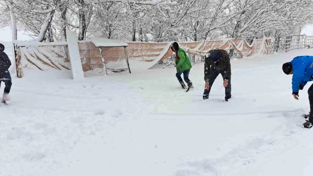 Bitlis\'te Kar Yağışı Çocuklara Eğlence Sağladı