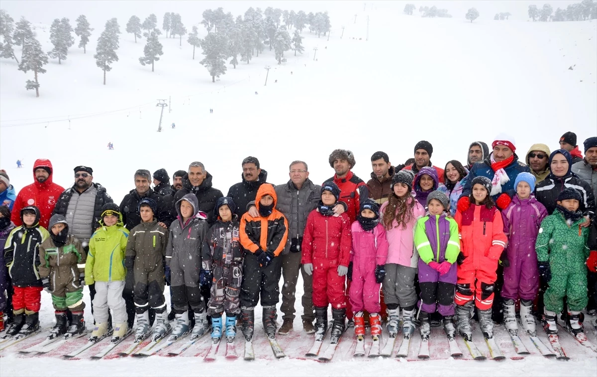 Karın Yıldızları Sarıkamış\'ta Projesi İle İlkokul Öğrencilerine Kayak Eğitimi Veriliyor