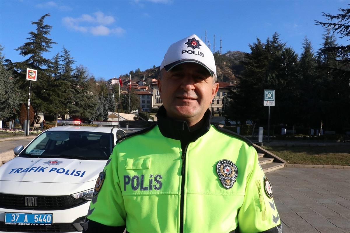 Kastamonu\'da trafik polisleri kalp masajı ve suni teneffüsle kişiyi hayata döndürdü
