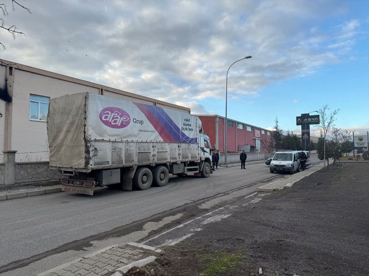 Kayseri\'de 12 yaşındaki çocuk, babasının tırıyla sıkışarak hayatını kaybetti