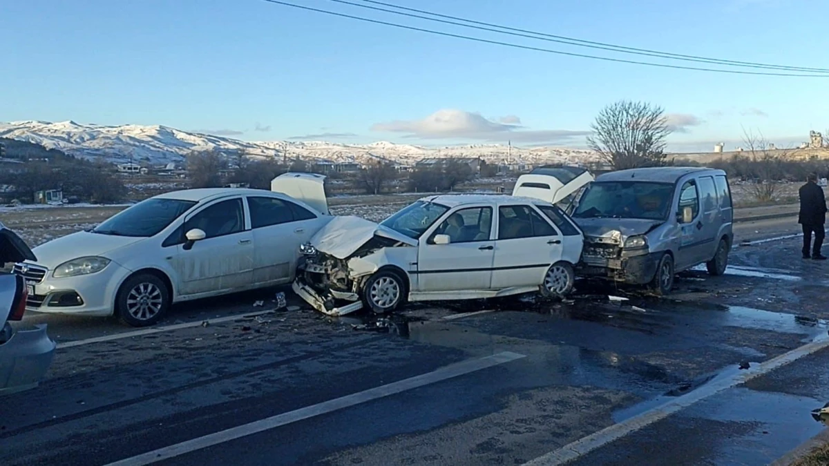 Sivas\'ta zincirleme trafik kazası: 1 yaralı, 10 araçta maddi hasar