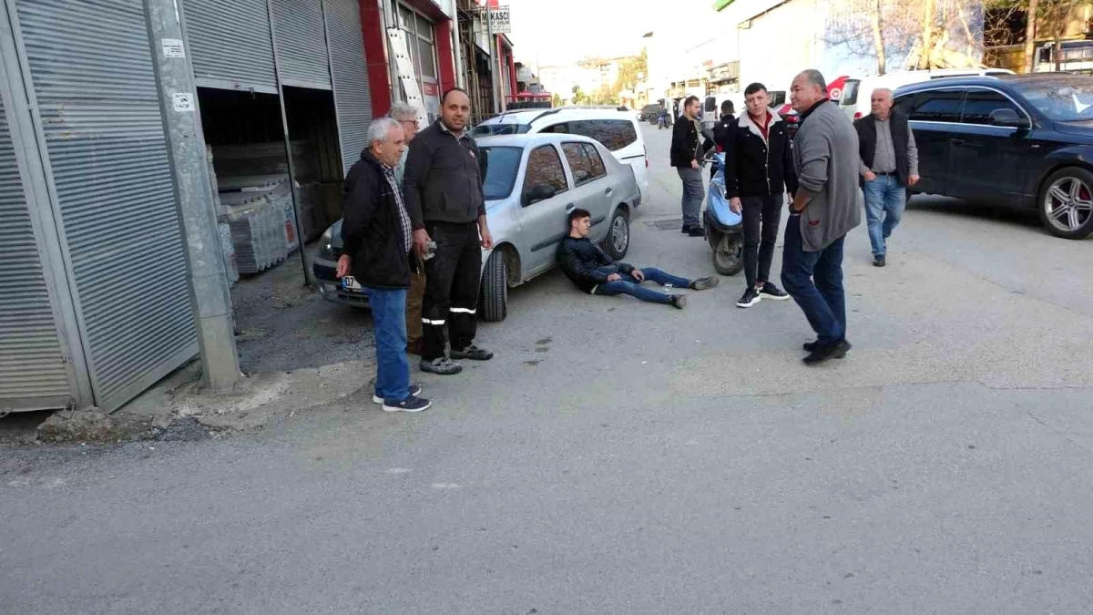Antalya\'da Motosiklet Kazası: Yaralı Sürücü Ambulans Beklerken Sigara İçti