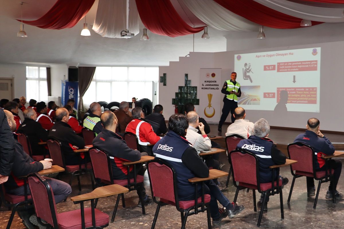 Kırşehir\'deki bir lastik fabrikasında sürücülere trafik ve güvenli sürüş kuralları anlatıldı