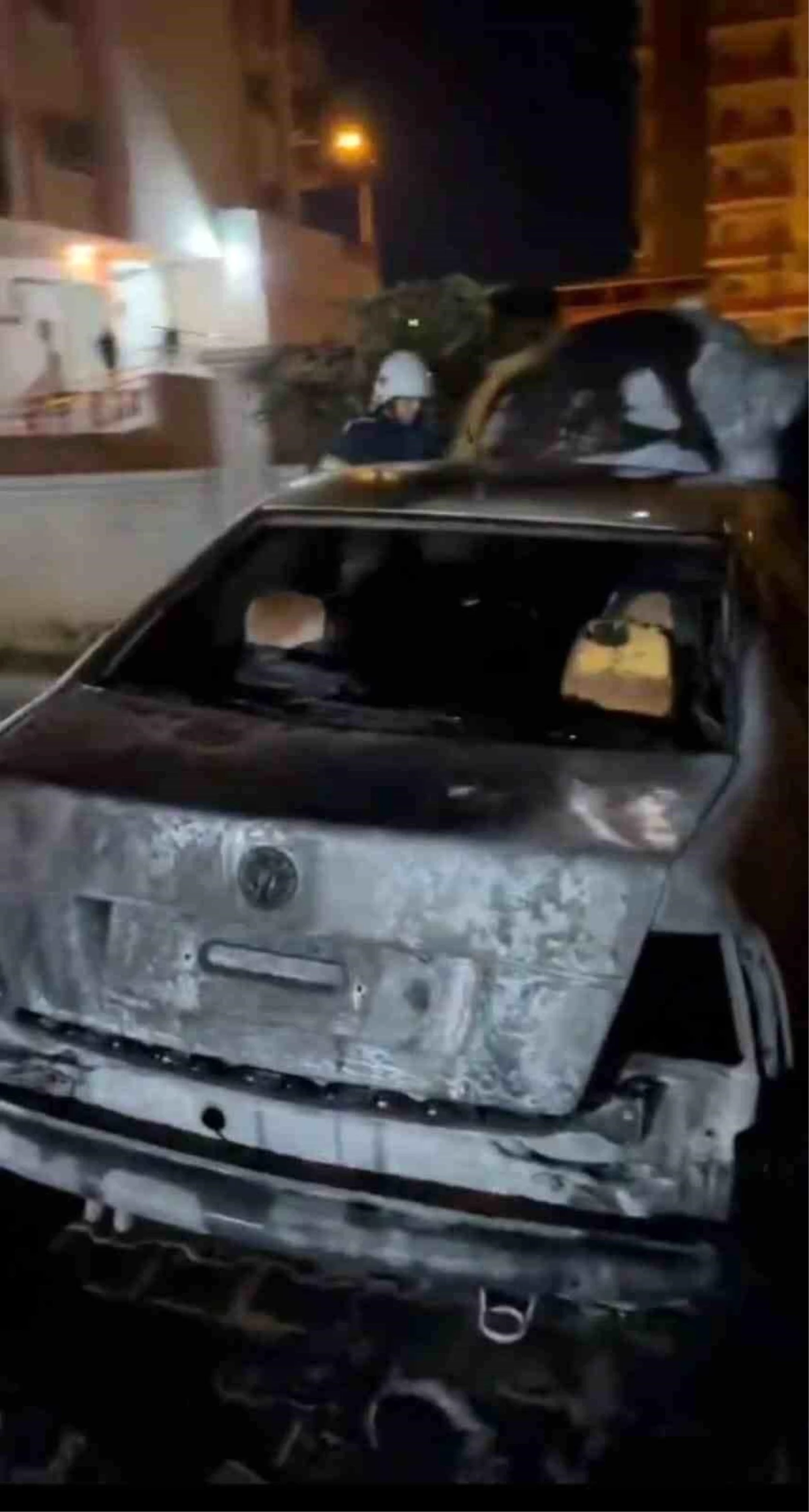 Adana\'da Maskeli Kişi Tarafından Otomobil Kundaklandı