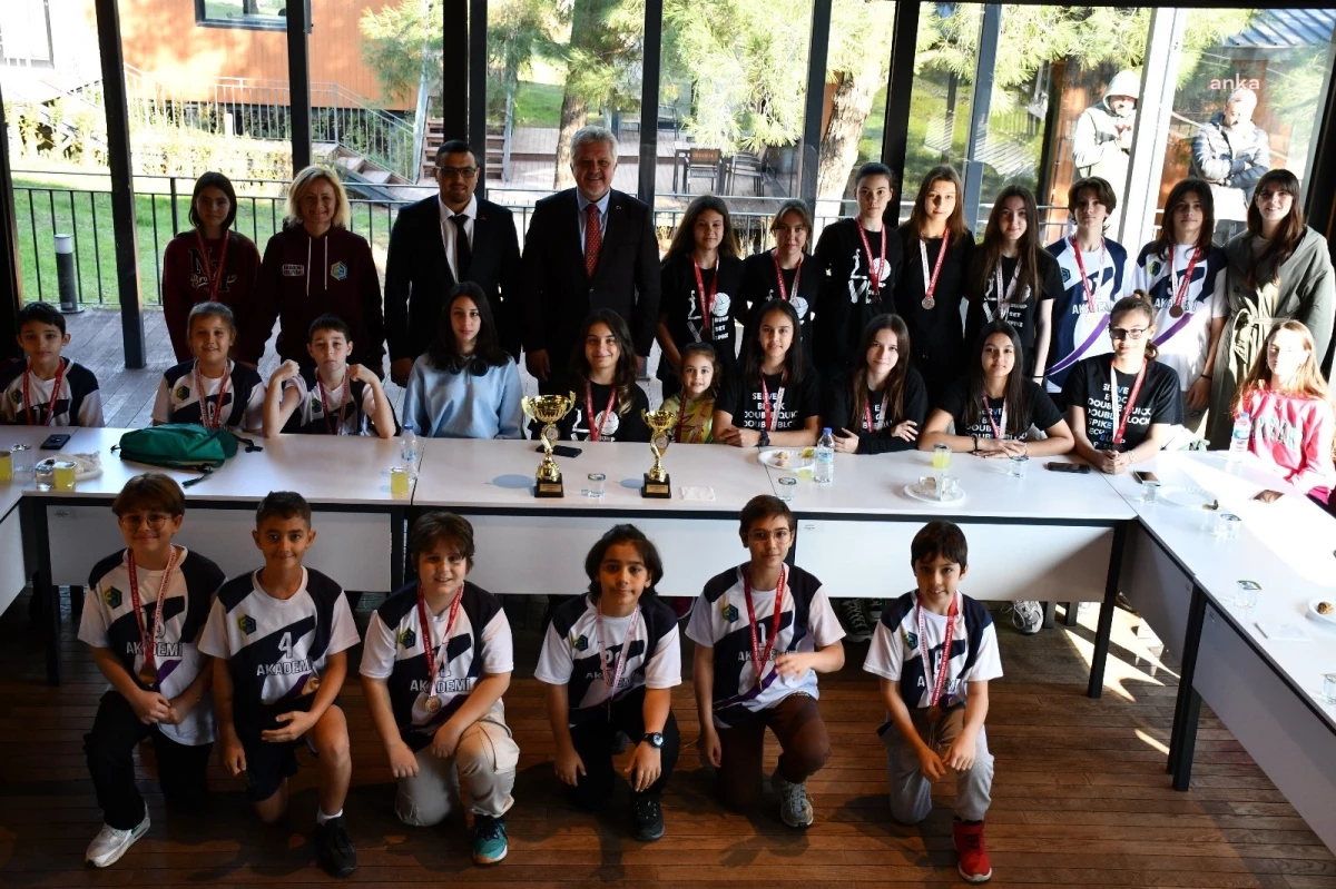 Lüleburgaz Belediye Başkanı, Akademi Basketbol Spor Kulübü Voleybol Takımı\'nı kutladı