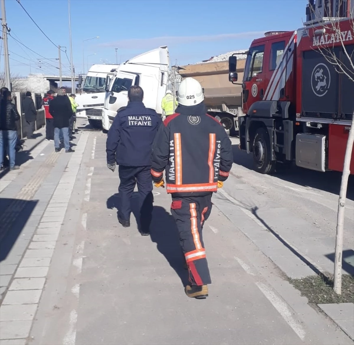Malatya\'da iki kamyonun çarpışması sonucu 1 kişi yaralandı