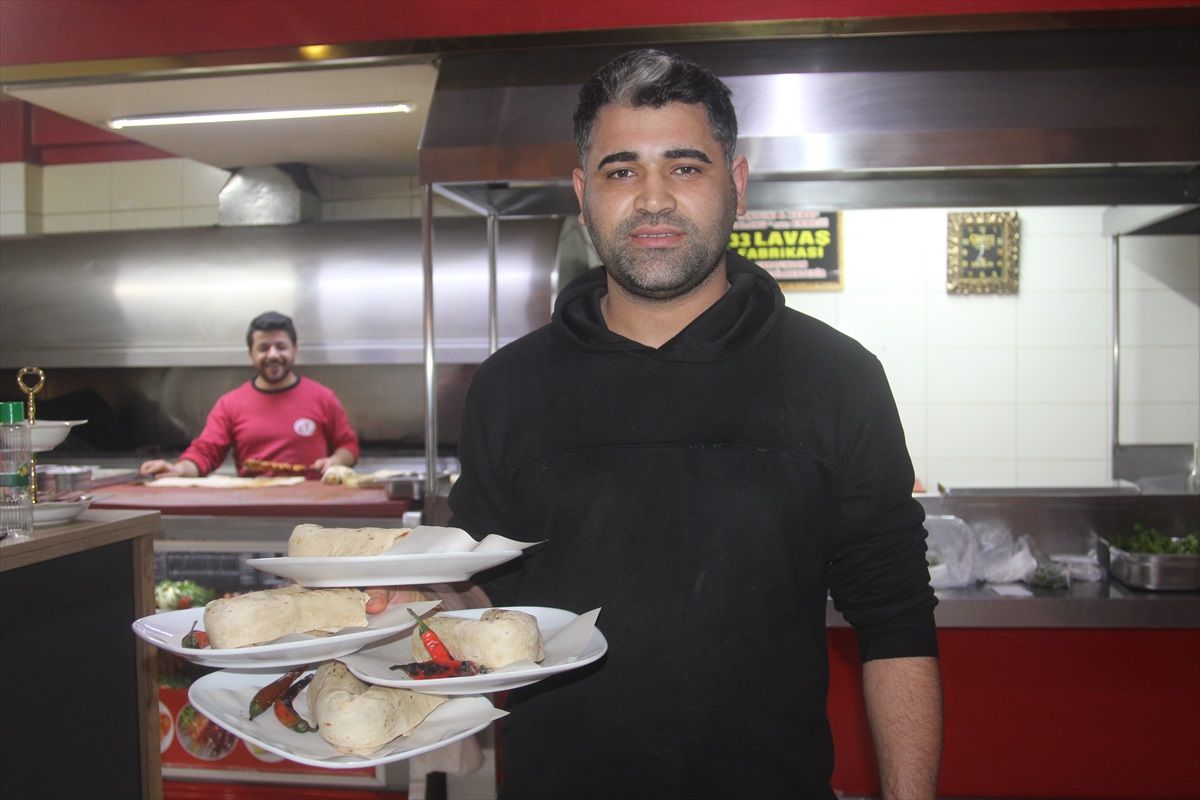 Mersin\'de Garson, Müşterisini Boğazına Kaçan Yemekten Kurtardı