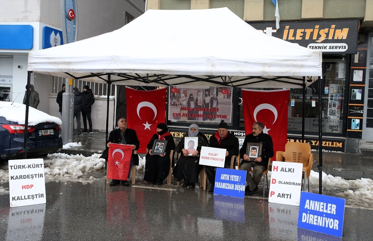 Muş\'ta Aileler HDP İl Başkanlığı Önünde Oturma Eylemi Yaptı