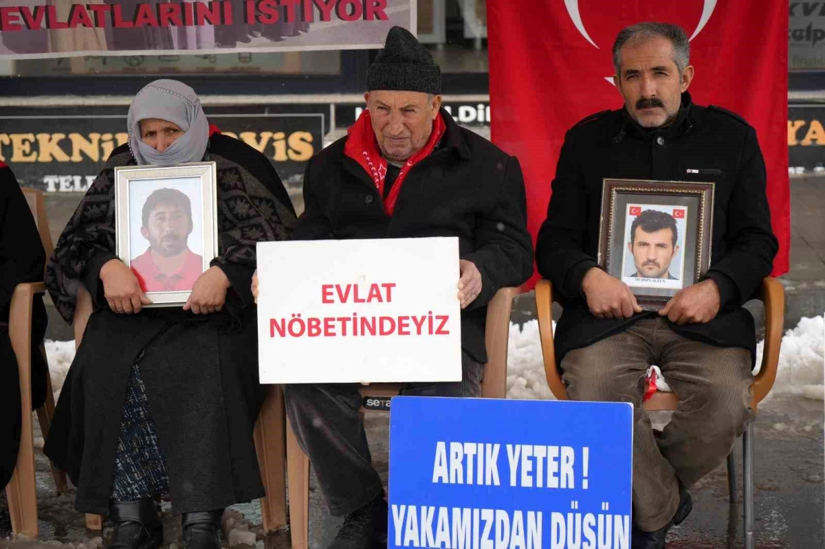 Muş\'ta Aileler HDP İl Başkanlığı Önünde Eylem Yapıyor