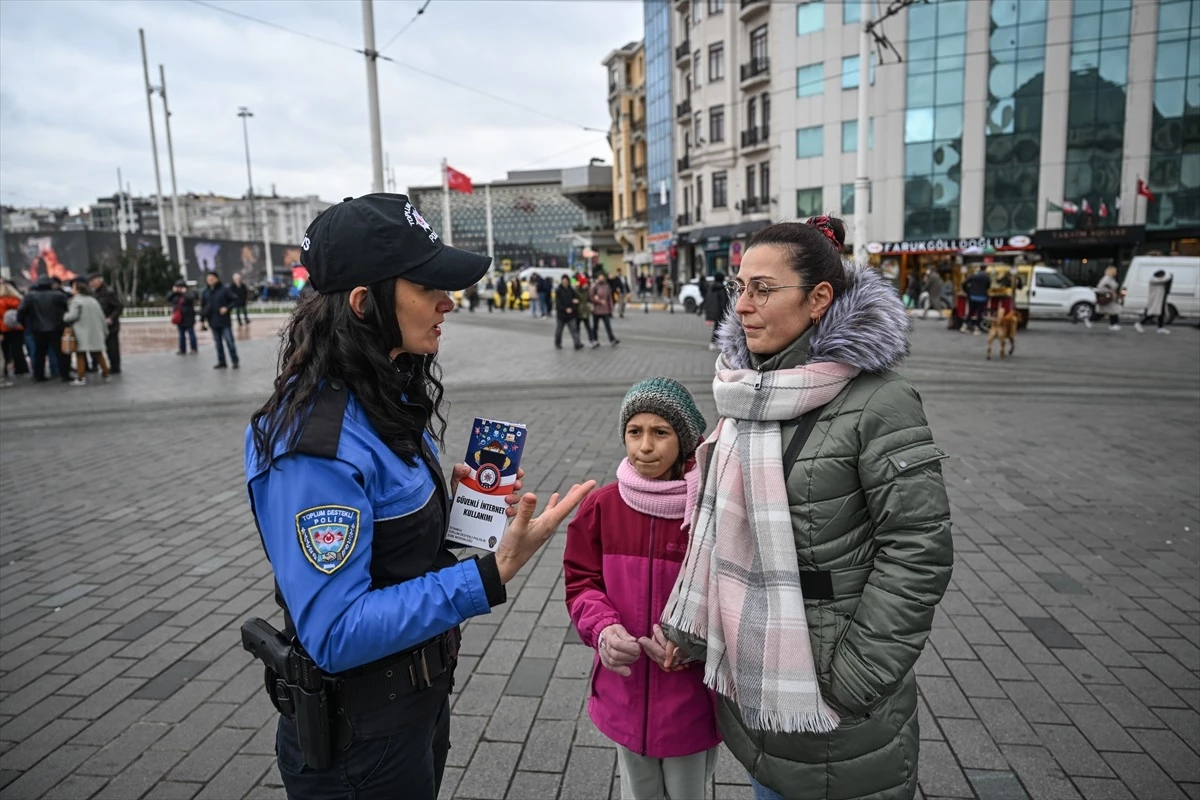 Beyoğlu İlçe Emniyet Müdürlüğü, Taksim Meydanı\'nda Vatandaşlara Bilgilendirme Çalışması Yaptı