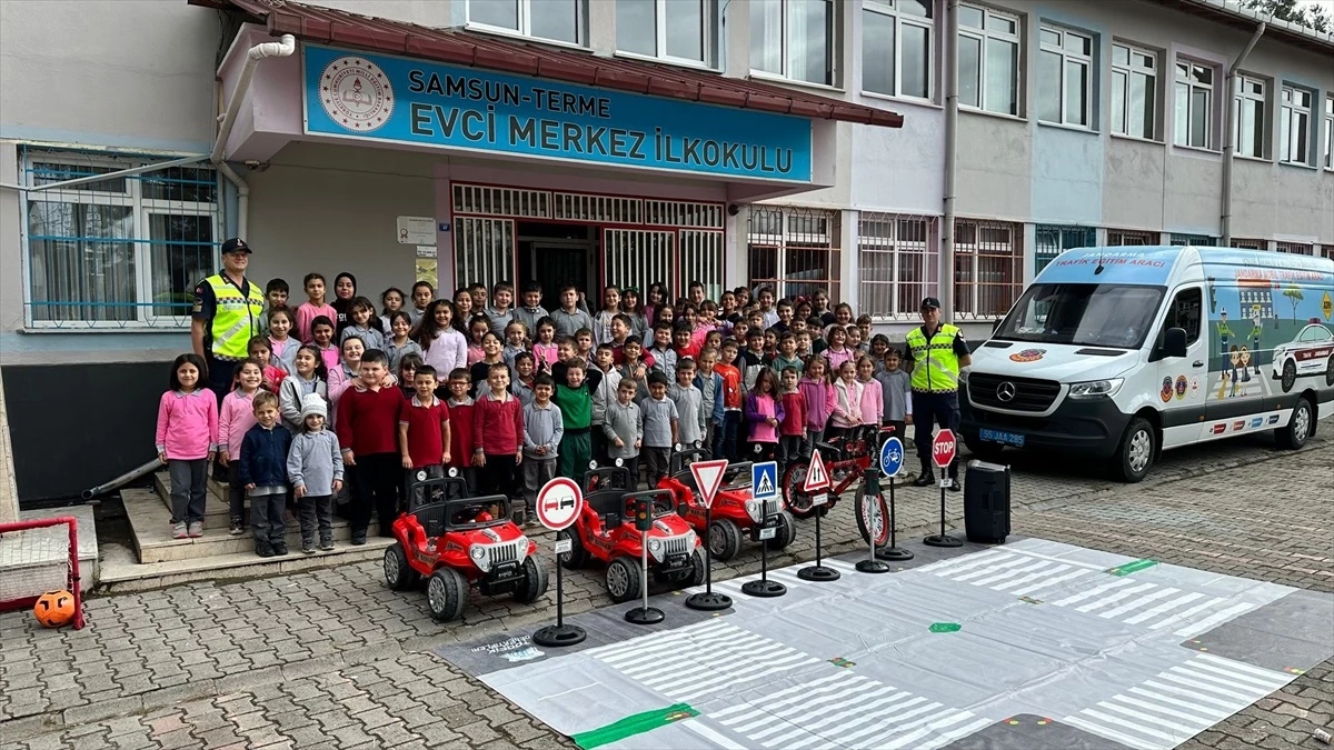 Samsun\'da Jandarma Ekipleri Öğrencilere Trafik Güvenliği Eğitimi Verdi