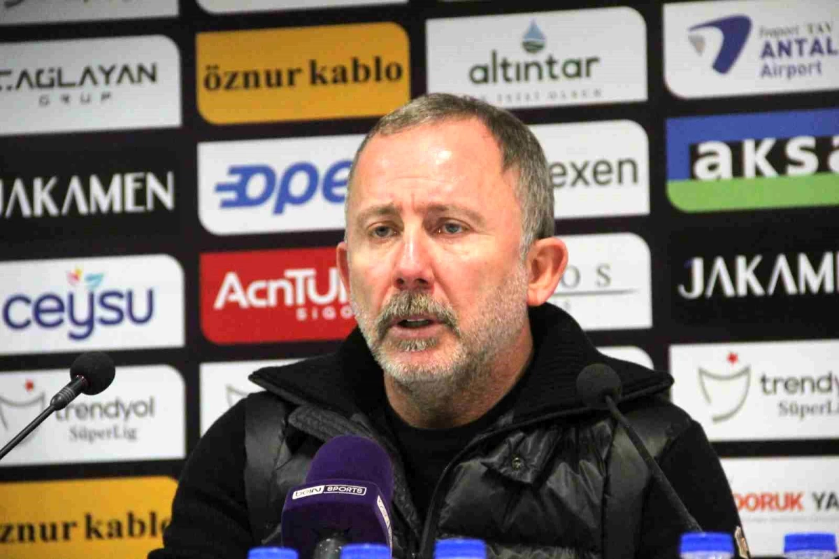 Antalyaspor Teknik Direktörü Sergen Yalçın: \'Son 4 maçı geriye düşmemize rağmen kaybetmedik\'