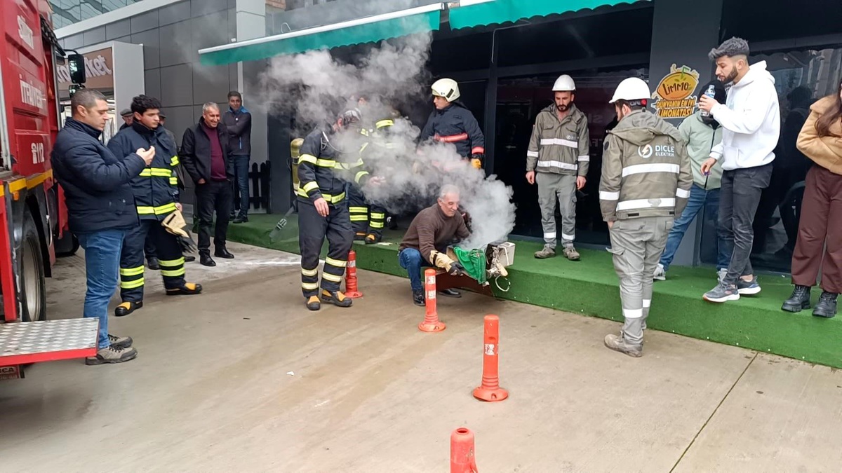 Siirt\'te akaryakıt istasyonu yanındaki kafede çıkan yangın kontrol altına alındı