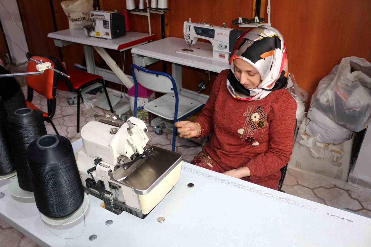 Siirt\'te ADEM Kurslarına Katılan Kadınlar Hem Eğitim Alıyor Hem de Aile Bütçesine Katkı Sağlıyor