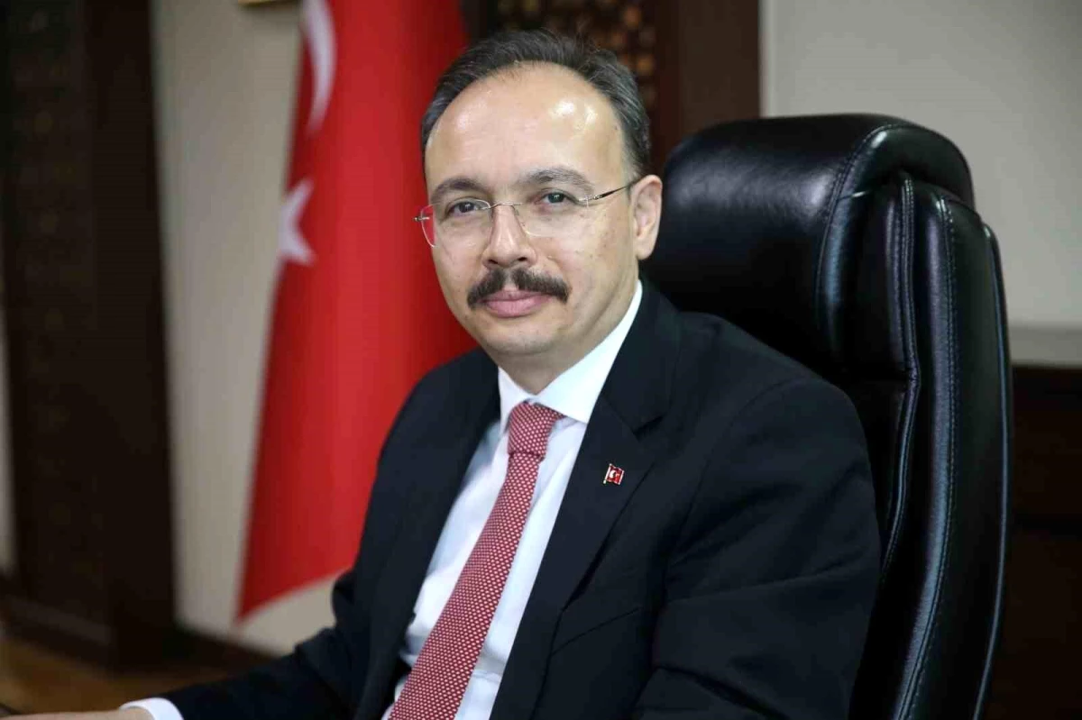 Siirt Valisi ve Belediye Başkan Vekili Dr. Kemal Kızılkaya, araç tasarrufu için kiralık araç sözleşmelerini yenilemedi
