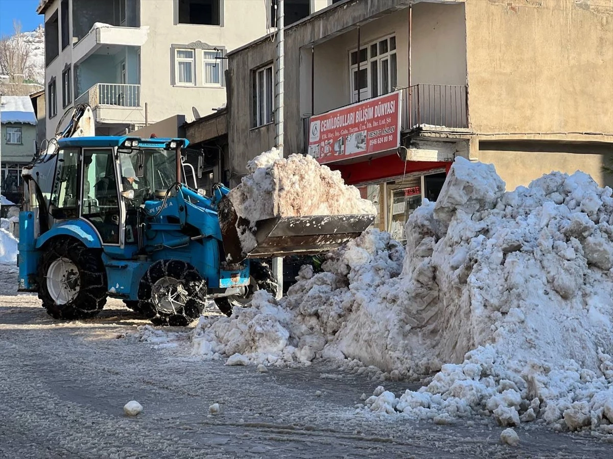 Siirt ve Şırnak\'ta Kar Nedeniyle 10 Yerleşim Biriminin Yolu Ulaşıma Kapandı