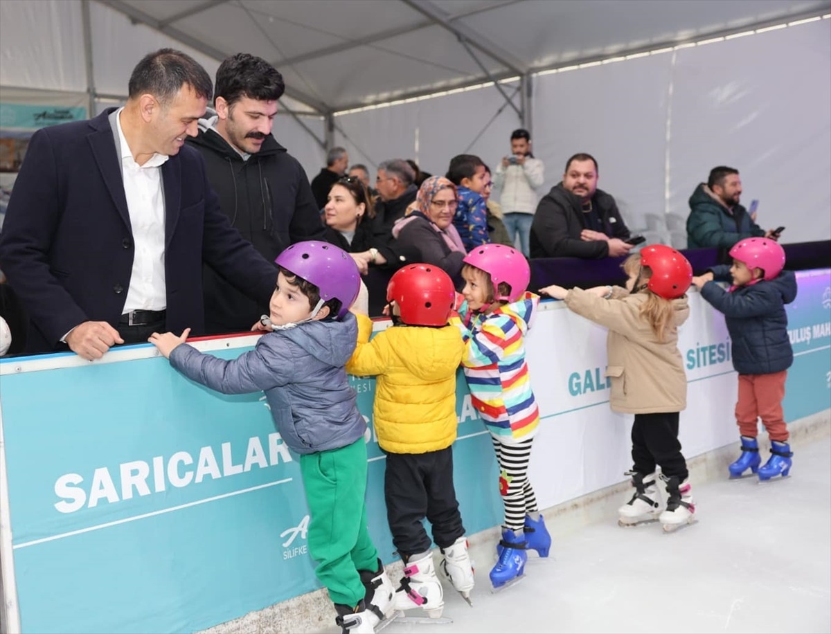 Silifke Belediye Başkanı Sadık Altunok, çocuklarla buz pateni pistinde buluştu